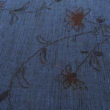 Load image into Gallery viewer, 反物 紬 結城紬 着尺 正絹 紺色ｘ黒色 花模様 女性着物用 箱付き 証紙付き 生地 未仕立て カジュアル 普段着物 和裁練習 洋服リメイク 長さ1200cm