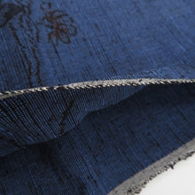 Load image into Gallery viewer, 反物 紬 結城紬 着尺 正絹 紺色ｘ黒色 花模様 女性着物用 箱付き 証紙付き 生地 未仕立て カジュアル 普段着物 和裁練習 洋服リメイク 長さ1200cm