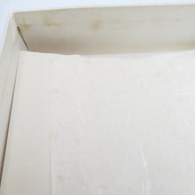 Load image into Gallery viewer, 反物 紬 結城紬 着尺 正絹 紺色ｘ黒色 花模様 女性着物用 箱付き 証紙付き 生地 未仕立て カジュアル 普段着物 和裁練習 洋服リメイク 長さ1200cm