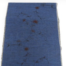 Load image into Gallery viewer, 反物 紬 結城紬 着尺 正絹 紺色ｘ黒色 花模様 女性着物用 箱付き 証紙付き 生地 未仕立て カジュアル 普段着物 和裁練習 洋服リメイク 長さ1200cm