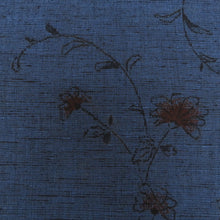 Load image into Gallery viewer, 反物 紬 結城紬 着尺 正絹 紺色ｘ黒色 花模様 女性着物用 箱付き 証紙付き 生地 未仕立て カジュアル 普段着物 和裁練習 洋服リメイク 長さ1200cm