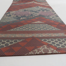 Load image into Gallery viewer, 袋帯 洒落袋帯 紹巴織 正絹 金糸 名物裂紋様 茶色ｘ薄紫色ｘ緑色 全通柄 仕立て上がり 着物帯 長さ440cm