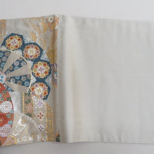 Load image into Gallery viewer, 袋帯 源氏車紋様 ベージュ地 金糸銀糸 金色ｘ多色 カラフル 六通柄 フォーマル向け 仕立て上がり 着物帯 長さ440cm