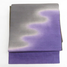 画像をギャラリービューアに読み込む, 紬 着物 洒落袋帯とセット 漢方染め 菅原結 落款入り 作家物 紫色 ぼかし 斜め縞模様 広衿 正絹 仕立て上がり着物 身丈162cm