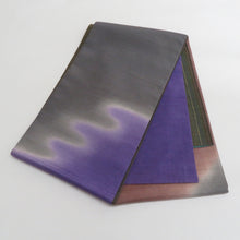 画像をギャラリービューアに読み込む, 紬 着物 洒落袋帯とセット 漢方染め 菅原結 落款入り 作家物 紫色 ぼかし 斜め縞模様 広衿 正絹 仕立て上がり着物 身丈162cm