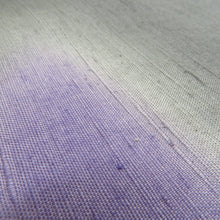 画像をギャラリービューアに読み込む, 紬 着物 洒落袋帯とセット 漢方染め 菅原結 落款入り 作家物 紫色 ぼかし 斜め縞模様 広衿 正絹 仕立て上がり着物 身丈162cm