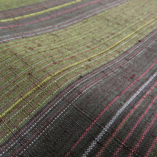 画像をギャラリービューアに読み込む, 紬 着物 洒落袋帯とセット 漢方染め 菅原結 落款入り 作家物 紫色 ぼかし 斜め縞模様 広衿 正絹 仕立て上がり着物 身丈162cm