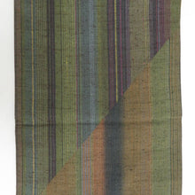 画像をギャラリービューアに読み込む, 紬 着物 洒落袋帯とセット 漢方染め 菅原結 落款入り 作家物 紫色 ぼかし 斜め縞模様 広衿 正絹 仕立て上がり着物 身丈162cm