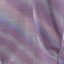 画像をギャラリービューアに読み込む, 紬 着物 洒落袋帯とセット 漢方染め 菅原結 落款入り 作家物 紫色 ぼかし 斜め縞模様 広衿 正絹 仕立て上がり着物 身丈162cm