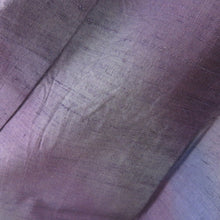 画像をギャラリービューアに読み込む, 紬 着物 洒落袋帯とセット 漢方染め 菅原結 落款入り 作家物 紫色 ぼかし 斜め縞模様 広衿 正絹 仕立て上がり着物 身丈162cm