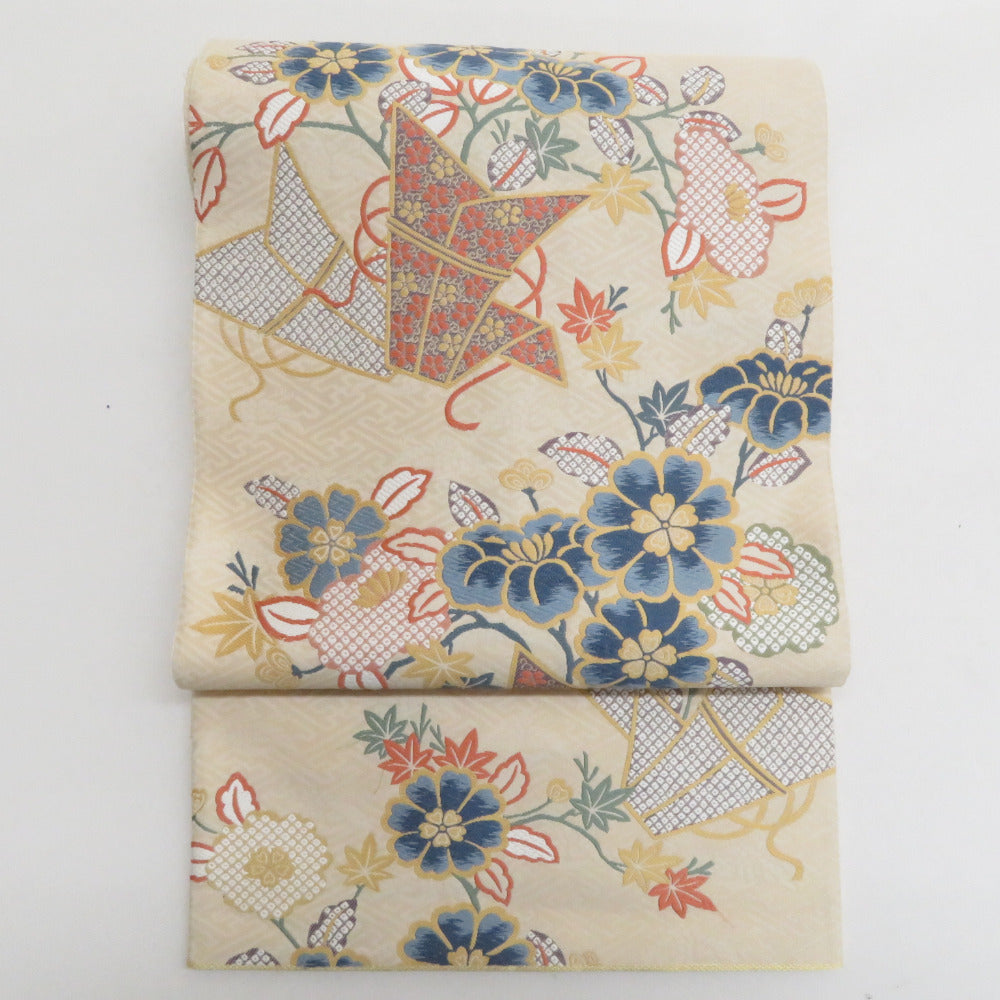 袋帯 正絹 刺繍入り 六通柄 ベージュ地 薄黄色ｘ青色ｘ薄紫色ｘ多色 熨斗に花々紋様 仕立て上がり 着物帯 長さ440cm【中古】 袋帯 正絹 刺繍入り 六通柄 ベージュ地 薄黄色x青色x薄紫色x多色