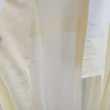画像をギャラリービューアに読み込む, 襦袢 長襦袢 白系 フォーマル向け クリーム色 地紋入り 花模様 衣文抜き付き 正絹 半衿付き 広衿 仕立て上がり 女性着物用 身丈132cm