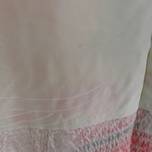 画像をギャラリービューアに読み込む, 羽織 正絹 絞り 白色ｘピンク色ｘ灰色 亀甲に花模様 着物コート 着物用 ちりよけ 防寒 上着 リメイク シルク 身丈78cm