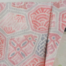 画像をギャラリービューアに読み込む, 羽織 正絹 絞り 白色ｘピンク色ｘ灰色 亀甲に花模様 着物コート 着物用 ちりよけ 防寒 上着 リメイク シルク 身丈78cm