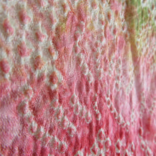 画像をギャラリービューアに読み込む, 羽織 正絹 絞り 赤色ｘ緑色 ぼかし カラフル 花柄 着物コート 着物用 ちりよけ 防寒 上着 リメイク シルク 身丈75.5cm