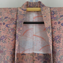 画像をギャラリービューアに読み込む, 羽織 表地正絹 裏地ポリエステル ベージュ色ｘ紫色 草木染め 御所車に花々模様 着物コート 着物用 ちりよけ 防寒 上着 リメイク シルク 身丈76cm