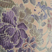 画像をギャラリービューアに読み込む, 羽織 表地正絹 裏地ポリエステル ベージュ色ｘ紫色 草木染め 御所車に花々模様 着物コート 着物用 ちりよけ 防寒 上着 リメイク シルク 身丈76cm