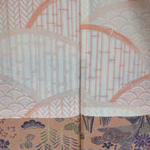 画像をギャラリービューアに読み込む, 羽織 表地正絹 裏地ポリエステル ベージュ色ｘ紫色 草木染め 御所車に花々模様 着物コート 着物用 ちりよけ 防寒 上着 リメイク シルク 身丈76cm