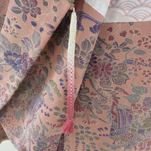 画像をギャラリービューアに読み込む, 羽織 表地正絹 裏地ポリエステル ベージュ色ｘ紫色 草木染め 御所車に花々模様 着物コート 着物用 ちりよけ 防寒 上着 リメイク シルク 身丈76cm