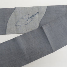 Load image into Gallery viewer, 名古屋帯 紬地 灰色 グレー系 海老文様 お太鼓柄 正絹 カジュアル 仕立て上がり 着物帯 長さ364cm