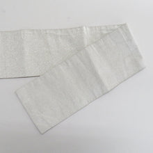 Load image into Gallery viewer, 名古屋帯 つづれ 銀色ｘ金色ｘオレンジ色ｘ多色 銀糸金糸 御所車文様 刺繍入り お太鼓柄 正絹 カジュアル 仕立て上がり 着物帯 長さ336cm