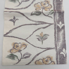 Load image into Gallery viewer, 名古屋帯 八寸帯 オフホワイトｘ茶色ｘ辛子色ｘ緑色 植物文様 六通柄 正絹 カジュアル 仕立て上がり 着物帯 長さ333cm