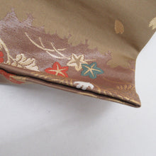 Load image into Gallery viewer, 名古屋帯 正絹 花鳥紋様 六通柄 モカ茶色ｘ緑色ｘ多色 金糸 カジュアル 仕立て上がり 着物帯 長さ346cm