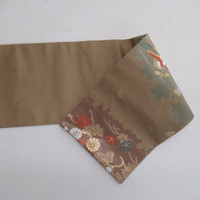 Load image into Gallery viewer, 名古屋帯 正絹 花鳥紋様 六通柄 モカ茶色ｘ緑色ｘ多色 金糸 カジュアル 仕立て上がり 着物帯 長さ346cm