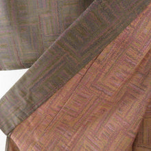 画像をギャラリービューアに読み込む, ウール着物 ウール85％ 絹とナイロン15％ 単衣 茶色ｘ薄紫色ｘ辛子色 幾何学模様 バチ衿 カジュアルきもの 普段着物 仕立て上がり 身丈158cm