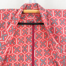 画像をギャラリービューアに読み込む, ウール着物 ウール 単衣 赤色ｘ白色ｘ水色 亀甲絣模様 バチ衿 カジュアルきもの 普段着物 仕立て上がり 身丈159cm