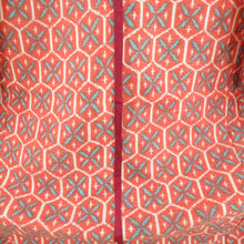 画像をギャラリービューアに読み込む, ウール着物 ウール 単衣 赤色ｘ白色ｘ水色 亀甲絣模様 バチ衿 カジュアルきもの 普段着物 仕立て上がり 身丈159cm