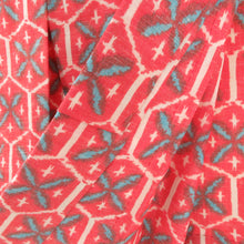 画像をギャラリービューアに読み込む, ウール着物 ウール 単衣 赤色ｘ白色ｘ水色 亀甲絣模様 バチ衿 カジュアルきもの 普段着物 仕立て上がり 身丈159cm