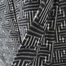 画像をギャラリービューアに読み込む, ウール着物 ウール 単衣 黒色ｘ白色 幾何学模様 バチ衿 カジュアルきもの 普段着物 仕立て上がり 身丈145cm