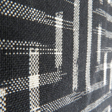 画像をギャラリービューアに読み込む, ウール着物 ウール 単衣 黒色ｘ白色 幾何学模様 バチ衿 カジュアルきもの 普段着物 仕立て上がり 身丈145cm