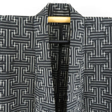 画像をギャラリービューアに読み込む, ウール着物 ウール 単衣 黒色ｘ白色 幾何学模様 バチ衿 カジュアルきもの 普段着物 仕立て上がり 身丈145cm