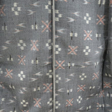 画像をギャラリービューアに読み込む, ウール着物 単衣 灰色ｘ薄オレンジ色 絣調模様 バチ衿 カジュアルきもの 普段着物 仕立て上がり 身丈147.5cm