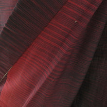 画像をギャラリービューアに読み込む, ウール着物 単衣 赤色ｘ黒色 グラデーション 横縞模様 バチ衿 カジュアルきもの 普段着物 仕立て上がり 身丈145cm