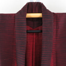 画像をギャラリービューアに読み込む, ウール着物 単衣 赤色ｘ黒色 グラデーション 横縞模様 バチ衿 カジュアルきもの 普段着物 仕立て上がり 身丈145cm