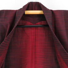 画像をギャラリービューアに読み込む, ウール着物 単衣 赤色ｘ黒色 グラデーション 横縞模様 バチ衿 カジュアルきもの 普段着物 仕立て上がり 身丈145cm