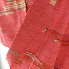 画像をギャラリービューアに読み込む, ウール着物 単衣 赤ピンク色ｘ多色 幾何学模様 バチ衿 カジュアルきもの 普段着物 仕立て上がり 身丈157cm