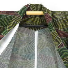 画像をギャラリービューアに読み込む, ウール着物 単衣 黒色ｘ赤色ｘ緑色ｘ黄色 幾何学模様 広衿 カジュアルきもの 普段着物 仕立て上がり 身丈152cm