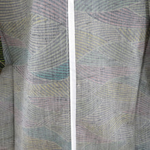 画像をギャラリービューアに読み込む, ウール着物 単衣 黒色ｘ赤色ｘ緑色ｘ黄色 幾何学模様 広衿 カジュアルきもの 普段着物 仕立て上がり 身丈152cm