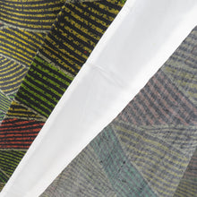 画像をギャラリービューアに読み込む, ウール着物 単衣 黒色ｘ赤色ｘ緑色ｘ黄色 幾何学模様 広衿 カジュアルきもの 普段着物 仕立て上がり 身丈152cm