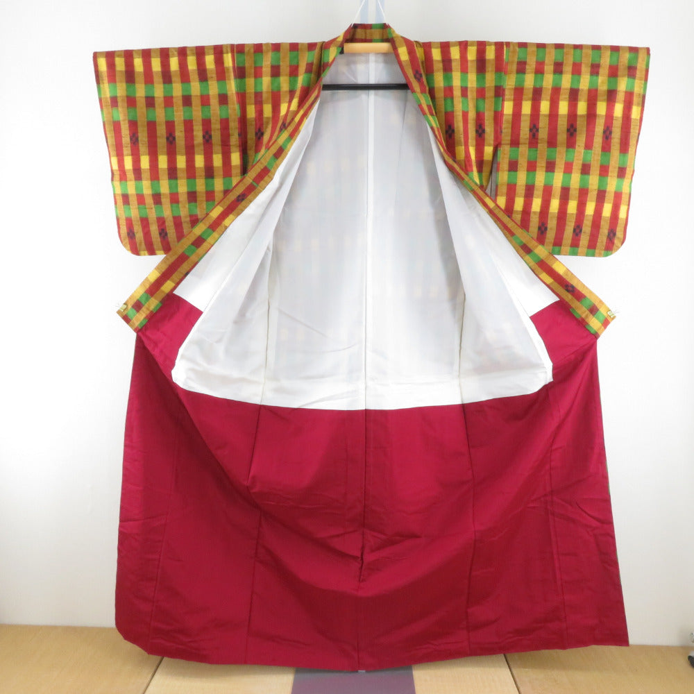 紬 着物 毘沙門亀甲に花模様 辛子色ｘ緑色 単衣 バチ衿 絹 仕立て上がり着物 身丈161cm 【キモノオフ野々市若松店】 紬 着物 袷 正絹 辛子色xエンジ色x緑色 市松に絣模様 バチ衿