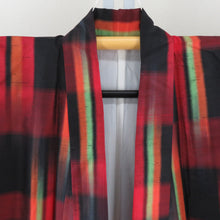 画像をギャラリービューアに読み込む, 紬 着物 アンサンブル 羽織付 縦縞模様 袷 バチ衿 黒色ｘ赤色ｘ黄緑色 ぼかし カラフル 正絹 カジュアル 仕立て上がり 身丈165cm