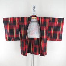 画像をギャラリービューアに読み込む, 紬 着物 アンサンブル 羽織付 縦縞模様 袷 バチ衿 黒色ｘ赤色ｘ黄緑色 ぼかし カラフル 正絹 カジュアル 仕立て上がり 身丈165cm