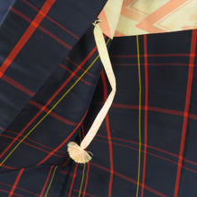 Load image into Gallery viewer, 紬 着物 アンサンブル 羽織付 格子模様 袷 バチ衿 紺色ｘ赤色ｘ黄色 正絹 カジュアル 仕立て上がり 身丈158cm