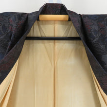 Load image into Gallery viewer, 紬 着物 袷 黒色ｘ紺色ｘエンジ色 植物柄 バチ衿 正絹 カジュアル 仕立て上がり着物 身丈156cm