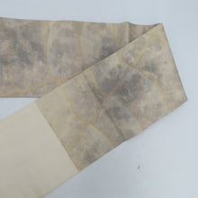 Load image into Gallery viewer, 名古屋帯 正絹 ベージュ色ｘ灰色ｘ金色 グレー系 六通柄 瓦調 焼き箔 仕立て上がり 着物帯 長さ350cm