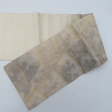 Load image into Gallery viewer, 名古屋帯 正絹 ベージュ色ｘ灰色ｘ金色 グレー系 六通柄 瓦調 焼き箔 仕立て上がり 着物帯 長さ350cm